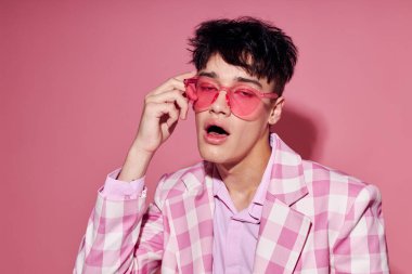 Genç bir adam pembe gömlek ve gözlüklü ceket şık moda yaşam tarzı değiştirilmemiş