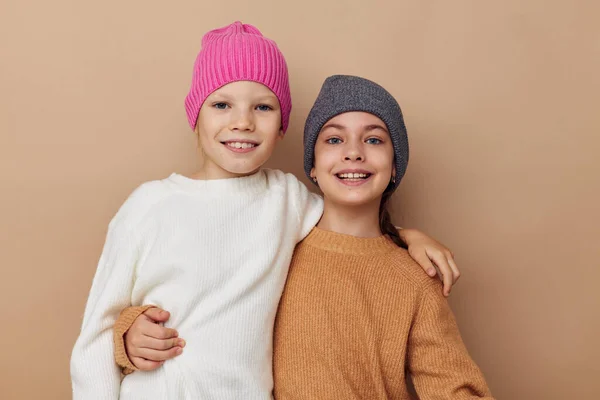 Twee kleine grappig vriendinnen samen vriendschap beige achtergrond — Stockfoto