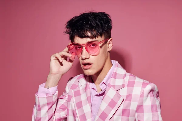 Pěkný muž sebevědomí růžové kostkované sako módní představovat izolované pozadí beze změny — Stock fotografie