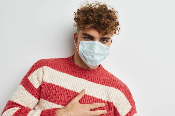 Homem vestindo máscara médica protetora saúde posando — Fotografia de Stock