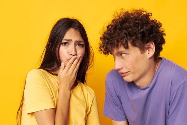 Portret van een man en een vrouw in kleurrijke t-shirts poseren vriendschap plezier geïsoleerde achtergrond ongewijzigd — Stockfoto