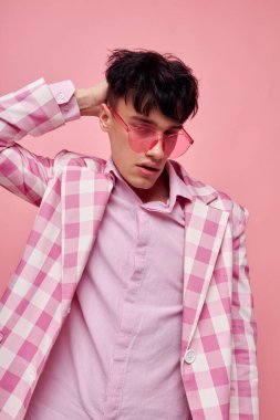 Şık giyinmiş yakışıklı bir adam. Ceket, el yapımı, kendine güvenen bir model stüdyosu.