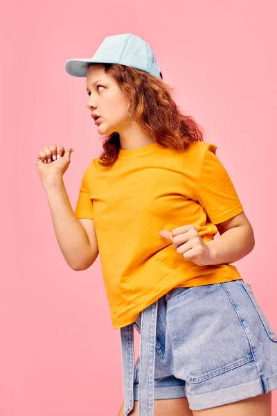 Retrato de uma jovem mulher grimace posando estilo verão moda isolados fundos inalterados — Fotografia de Stock