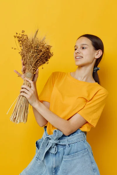 Mujer joven en una camiseta amarilla ramo de lino emociones estilo verano Estilo de vida inalterado —  Fotos de Stock