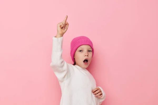 Meisje in een witte trui met een roze hoed op haar hoofd — Stockfoto