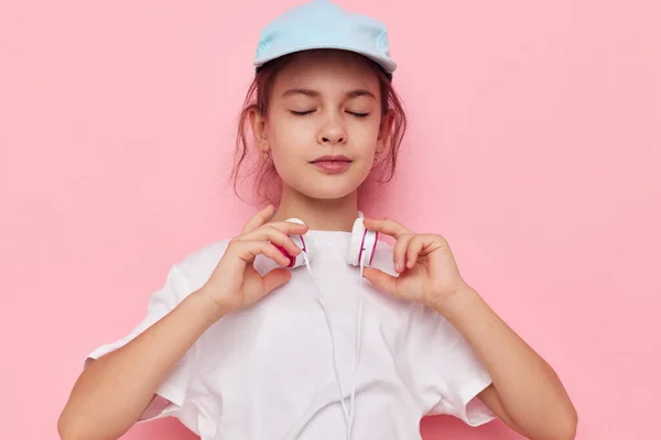 Chica bastante joven con auriculares posando emociones fondo aislado — Foto de Stock