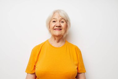 Sarı tişörtlü, dost canlısı bir kadının portresi. Elinde bir bardak su vardı.