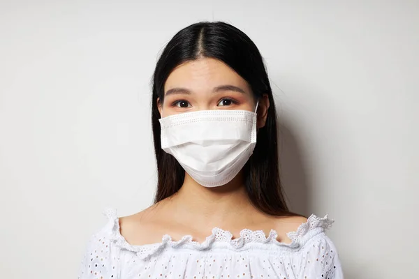 ポートレートアジアの美しい若い女性医療マスク上のヘッド保護スタジオモデル変更なし — ストック写真