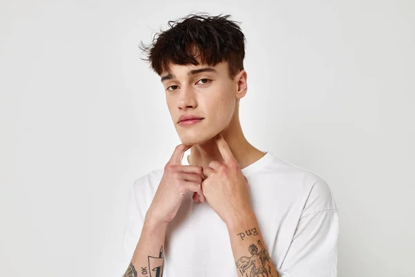 Stilig kille modern ungdom stil vit t-shirt tatuering på armen modell studio — Stockfoto