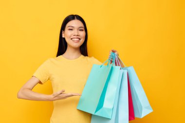 Güzel esmer, paketlerle el alışverişi yapıyor, izole edilmiş arka planda değişiklik yok.