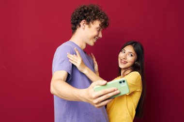 İyi adam ve kız modern tarz duygular. Eğlenceli telefon izole edilmiş arka plan.