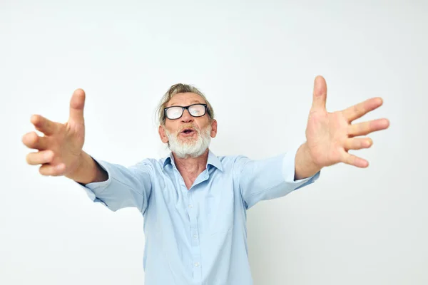 Portrait homme âgé en chemise et lunettes posant des émotions fond isolé — Photo