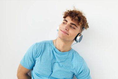 Mavi tişörtlü çekici adam kulaklık modası değiştirilmemiş.