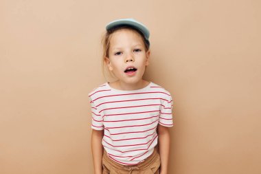 Sevimli kız el hareketleri gülümseme, çocukluk duyguları değişmez.