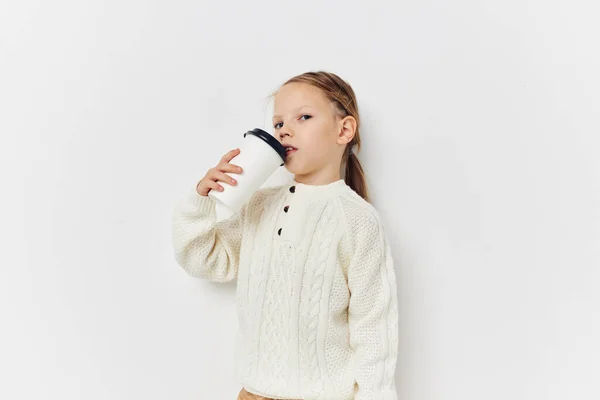 Маленька дівчинка зі склянкою в руках — стокове фото