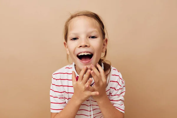 Hezká mladá dívka sluchátka technologie zábava hudba životní styl beze změny — Stock fotografie