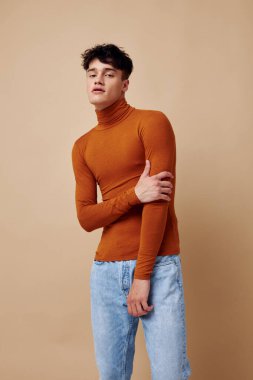 Yakışıklı adam stüdyo modasına uygun kıyafetler modern yaşam tarzı değiştirilmemiş.