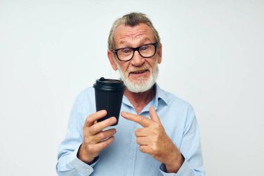 Gözlüklü ve gömlekli tek kullanımlık camlı arka planda kalan yaşlı bir portre.