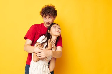 Sevimli, genç bir çift birbirlerine sarılmışlar. Hayat tarzları değişmemiş.