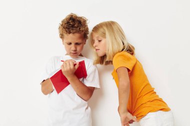 Not defterine çocukluk eğlence yaşam tarzını değiştirmeden çizen pozitif erkek ve kız resmi.