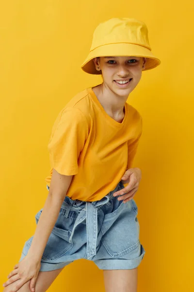 Jong mooi vrouw mode in geel t-shirt poseren mode in panama geel achtergrond — Stockfoto