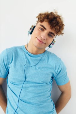 Kulaklıklı yakışıklı genç adam. Müzik duyguları. Yaşam tarzı değişmemiş.