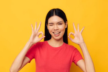 Çekici genç Asyalı kadın elleri günlük giysiler içinde fotokopi stüdyo modeli değiştirilmeden el kol hareketleri yapıyor.