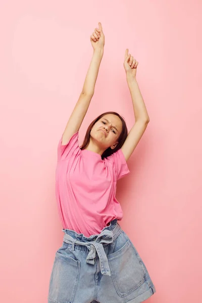 Optimiste jeune femme dans un t-shirt rose vêtements décontractés fond isolé — Photo