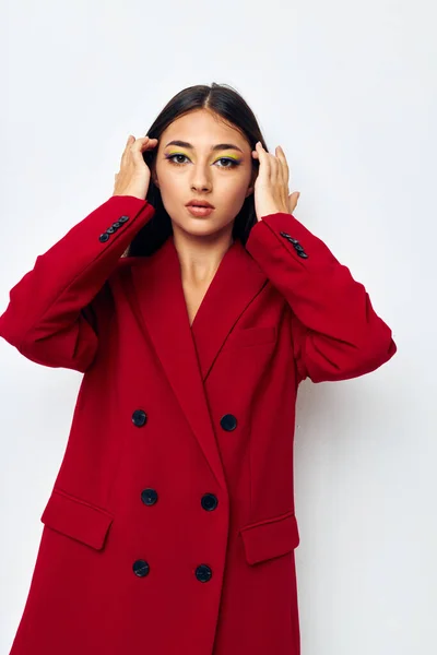 Приваблива дівчина в червоній куртці косметики посмішка студія модель незмінна — стокове фото