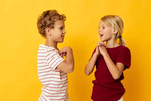 Маленькие дети обнимаются мода детство развлечения изолированный фон — стоковое фото