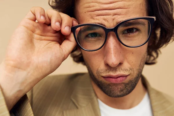 Bel homme avec des lunettes émotions geste mains posant fond isolé — Photo