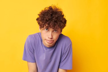 Kızıl saçlı adam yaz mevsimi moda sarı arka plan pozu veriyor.