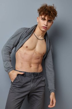 Şişirilmiş gövde modeli pozu veren tuhaf adam izole edilmiş arka plan