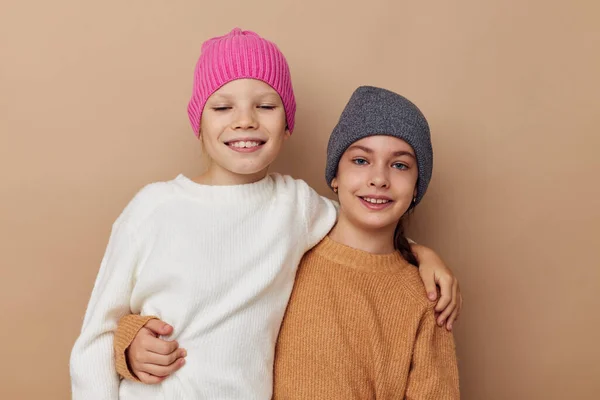 Улыбающиеся маленькие девочки в шляпах — стоковое фото