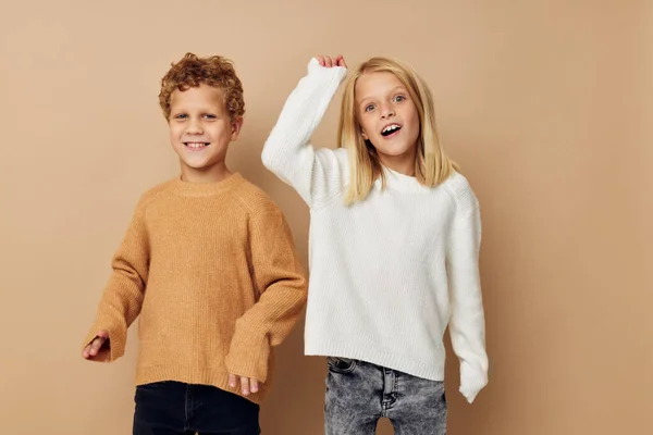 Carino bambini alla moda abbraccio intrattenimento posa amicizia Stile di vita inalterato — Foto Stock