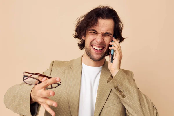 Muž komunikace po telefonu béžový oblek elegantní styl izolované pozadí — Stock fotografie