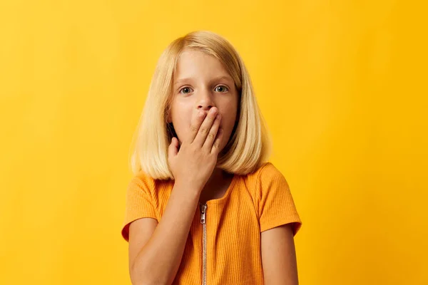 Vrolijk meisje met blond haar gebaren met haar handen — Stockfoto