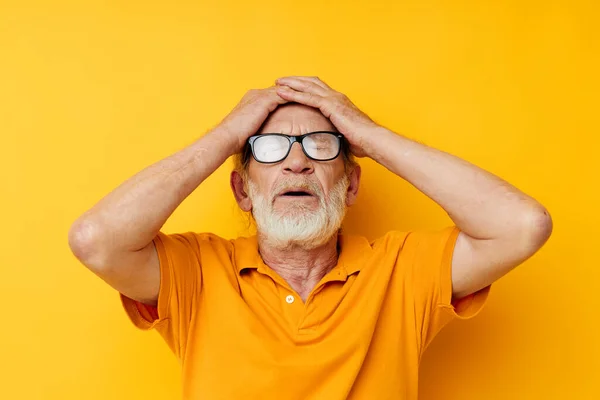 Portrait elderly man wearing glasses yellow shirt posing monochrome shot — ストック写真