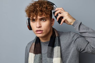 Çekici adam zarif stil kareli eşarp kulaklıkları izole edilmiş arka plan