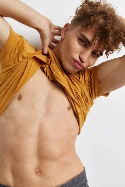 Çekici bir adam stüdyo tebessümü veriyor. Hayat tarzını değiştirmemiş.