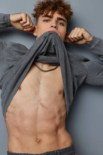 Gri eşofman altı giyen garip bir adam. Moda stüdyosu.