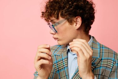 Kağıtlar için sevimli kızıl saçlı adam klasörü. Pembe arka planda duran boş bir sayfa.