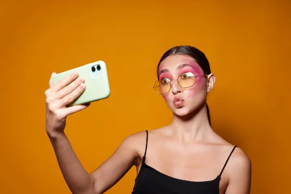 Sexy bruna donna sorriso rosa brillante trucco emozioni cosmetici smartphone selfie primo piano inalterato — Foto Stock