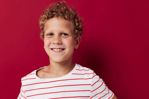 Веселый мальчик в повседневной одежде, который подает эмоции руками.