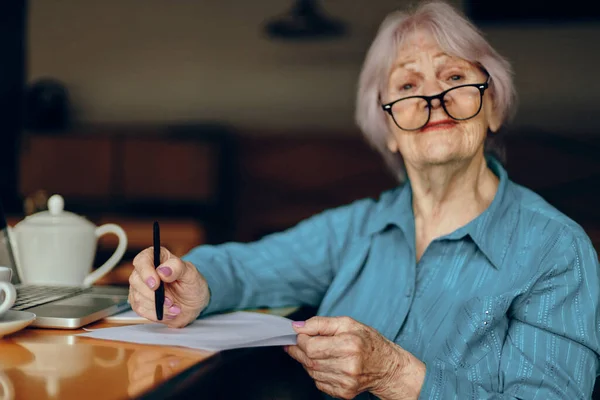 Portrait of an elderly woman documents work sheet of paper and pen unaltered — Fotografia de Stock