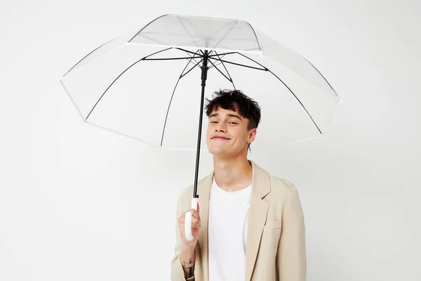 ハンサムな男の雨の保護手に近代的なスタイルの隔離された背景変更なし — ストック写真