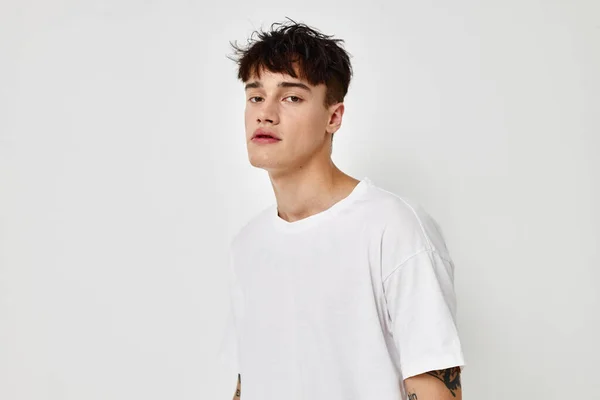 Photo young boyfriend modern youth style white t-shirt tattoo on the arm model studio — ストック写真