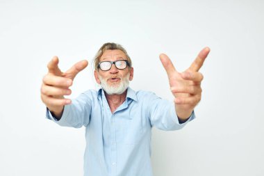 Emekli yaşlı adam yaşam tarzının fotoğrafı. El hareketi izole edilmiş arka plan.