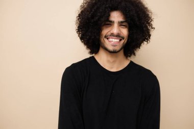 Siyah kazaklı çekici bir adam. El hareketi. Yaşam tarzı değişmemiş.