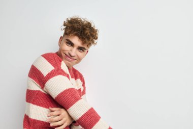 Yakışıklı genç adam el hareketi eğlenceli poz verme yaşam tarzı değiştirilmemiş